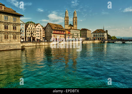 Mai 2015, Fluss Limmat und die Großmünster in Zürich (Schweiz), HDR-Technik Stockfoto