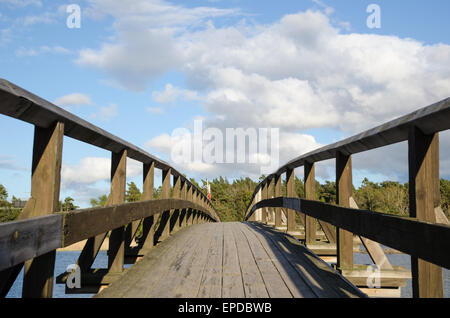 Nahaufnahme von einem alten Holzsteg in einem flachen Winkel Bild Stockfoto