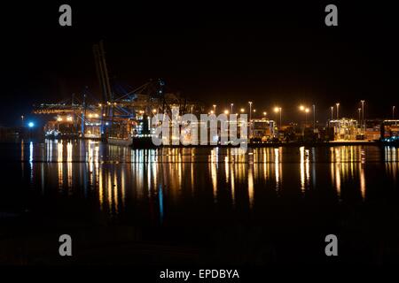 Nacht-Foto von Birzebugga auf Malta mit schöne Reflexionen auf dem Wasser, Birzebugga in der Nacht, kleinen Dorf in Malta am Abend Zeit, Stockfoto