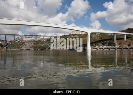 Porto in Portugal, Douro-Fluss, St Johns Brücke (Ponte de Sao Joao) und Maria-Pia-Brücke im Hintergrund. Stockfoto