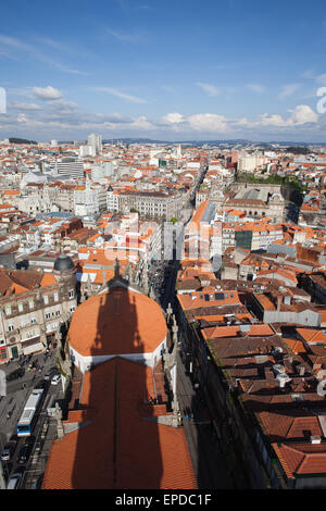 Stadtbild von Porto in Portugal, Ansicht von oben, Schatten von Clerigos Kirche Turm auf dem Dach. Stockfoto