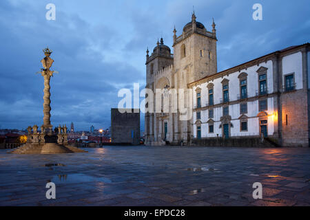 Kathedrale von Porto und Pranger (Pelourinho) Spalte in Portugal, Wahrzeichen der Altstadt am Abend. Stockfoto