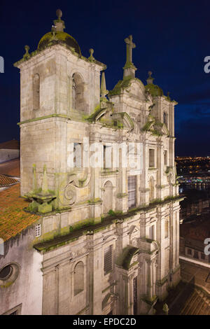 Portugal, Porto, St.-Laurentius-Kirche (Igreja Sao Lourenco, Igreja Dos Grilos) bei Nacht, 16. Jahrhundert barocke Architektur. Stockfoto