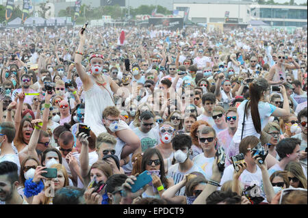 Böblingen, Deutschland. 16. Mai 2015. Tausende Festivalbesucher beteiligen sich an der "2015 Holi Festival of Colours in Böblingen, 16. Mai 2015. Foto: Felix Kaestle/Dpa/Alamy Live News Stockfoto