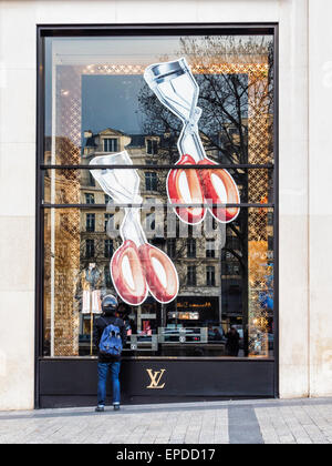 Louis Vuitton Designer speichern Anzeigefenster und Reflexionen, Champs Elysees, Paris Stockfoto