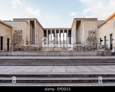 Museum für moderne Kunst-Galerie und außen Paris Palais de Tokyo, Gebäude, Terrasse und und Skulpturen Stockfoto