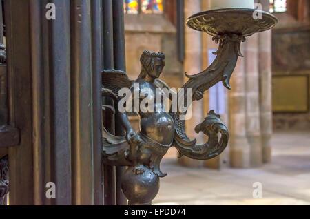 Ein wunderbares Detail an den Schrein von St. Sebald - ein weiblicher Engel als Kerzenhalter! Stockfoto