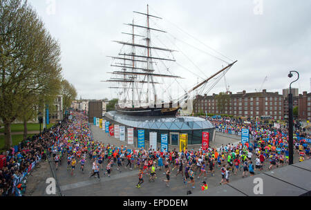 London-Marathon Läufer passieren die Cutty Sark in Greenwich, London, Großbritannien Stockfoto