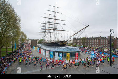 London-Marathon Läufer passieren die Cutty Sark in Greenwich, London, Großbritannien Stockfoto