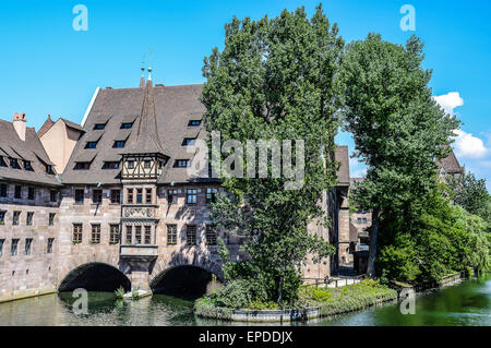 Die Heilig-Geist-Spital eine schöne Baukasten an dem Fluss Pegnitz, ein ehemaliges Hospiz, die jetzt als ein Senioren-Haus dient Stockfoto