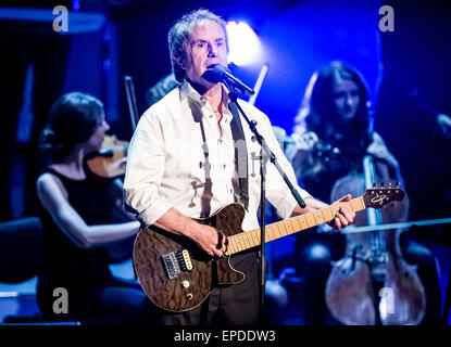 Ein Bild am 17. Mai 2015 des irischen Musikers Chris de Burgh auf der Bühne im deutschen TV "Willkommen Bei Carmen Nebel" in Magdeburg, Deutschland, 16. Mai 2015 Show zur Verfügung gestellt.  Foto: Andreas Lander/Dpa - NO-Draht-Dienst- Stockfoto