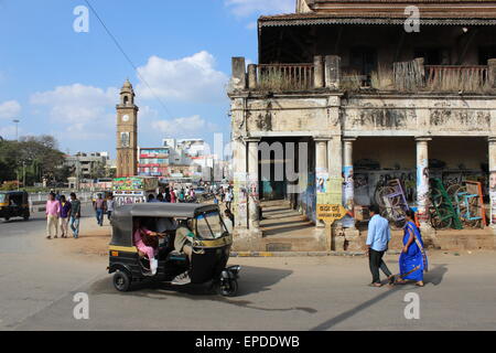 Die Straßen und Märkte der zentralen Mysore: einen Blick auf den Glockenturm und ein Eckgebäude vor der Unabhängigkeit Stockfoto