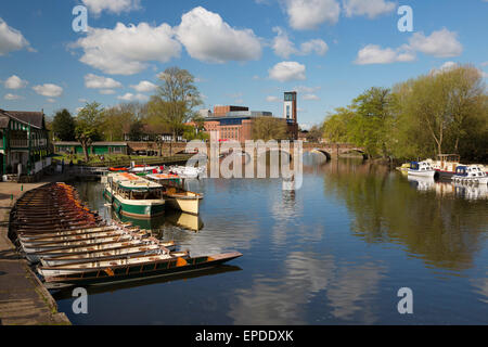 Boote auf dem Fluss Avon und die Royal Shakespeare Theatre, Stratford-upon-Avon, Warwickshire, England, Vereinigtes Königreich, Europa Stockfoto