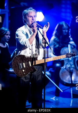 Ein Bild am 17. Mai 2015 des irischen Musikers Chris de Burgh auf der Bühne im deutschen TV "Willkommen Bei Carmen Nebel" in Magdeburg, Deutschland, 16. Mai 2015 Show zur Verfügung gestellt.  Foto: Andreas Lander/Dpa - NO-Draht-Dienst- Stockfoto