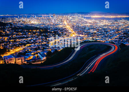 Twin Peaks Boulevard und Blick auf San Francisco bei Nacht, von Twin Peaks in San Francisco, Kalifornien. Stockfoto