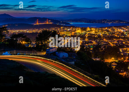 Twin Peaks Boulevard und Blick auf San Francisco bei Nacht, von Twin Peaks in San Francisco, Kalifornien. Stockfoto