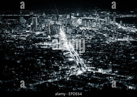 Blick auf San Francisco bei Nacht, von Twin Peaks in San Francisco, Kalifornien. Stockfoto