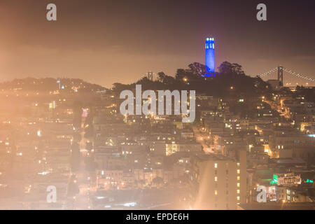 Blick auf den Coit Tower bei Nacht, von Russian Hill in San Francisco, Kalifornien. Stockfoto