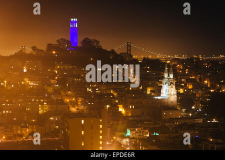 Blick auf den Coit Tower bei Nacht, von Russian Hill in San Francisco, Kalifornien. Stockfoto