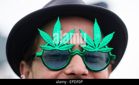 Berlin, Deutschland. 16. Mai 2015. Ein Demonstrator trägt Hanf Brille während einer Demonstration für die Legalisierung von Cannabis in Berlin, Deutschland, 16. Mai 2015. Die "Global Marihuana März" ist mit Rallyes weltweit statt. Foto: Gregor Fischer/Dpa/Alamy Live News Stockfoto