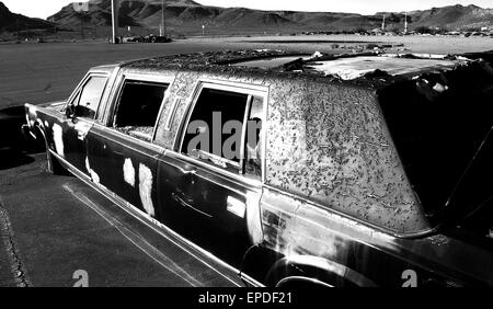 Zerstörten Limousine am Straßenrand Stockfoto