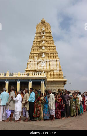 Der Tempel und der Wallfahrt Bezirk von Chamundi Hill, Mysore. Eine Que erwartet Eintritt zum Chamundi-Tempel Stockfoto