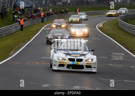 Nuerburg, Deutschland. 16. Mai 2015. Racing Autos fahren auf der Rennstrecke Nürburgring beim 24 Stunden Nürburgring Rennen in Nuerburg, Deutschland, 16. Mai 2015. Foto: Thomas Frey/Dpa/Alamy Live News Stockfoto