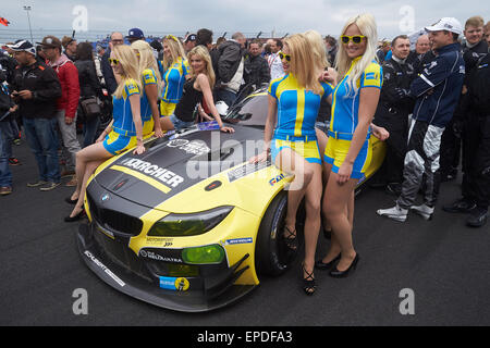 Nuerburg, Deutschland. 16. Mai 2015. Grid Girls posieren auf einem Rennwagen auf der Rennstrecke Nürburgring vor dem Start der 24-Stunden-Nürburgring-Rennen in Nuerburg, Deutschland, 16. Mai 2015. Foto: Thomas Frey/Dpa/Alamy Live News Stockfoto