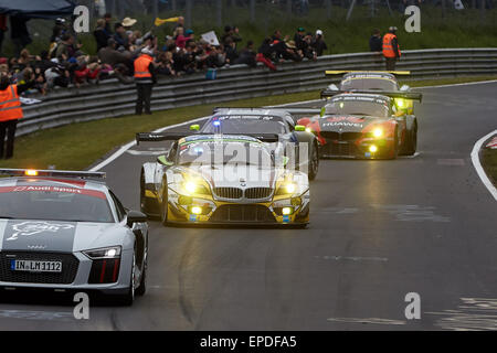 Nuerburg, Deutschland. 16. Mai 2015. Die Pacecar führt das Feld der Rennwagen von Augusto Farfus, Jörg Müller Nicky Catsburg und Dirk Adorf des Teams Marc VDS und der Yeimer Buurman, Andreas Simonsen, Adam Christodolou Und Bernd Schneider vom Team Black Falcon während der 24 Stunden Nürburgring Rennen in Nuerburg, Deutschland, 16. Mai 2015. Foto: Thomas Frey/Dpa/Alamy Live News Stockfoto