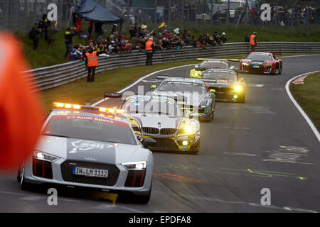 Nuerburg, Deutschland. 16. Mai 2015. Die Pacecar führt das Feld der Rennwagen von Augusto Farfus, Jörg Müller Nicky Catsburg und Dirk Adorf des Teams Marc VDS und der Yeimer Buurman, Andreas Simonsen, Adam Christodolou Und Bernd Schneider vom Team Black Falcon während der 24 Stunden Nürburgring Rennen in Nuerburg, Deutschland, 16. Mai 2015. Foto: Thomas Frey/Dpa/Alamy Live News Stockfoto