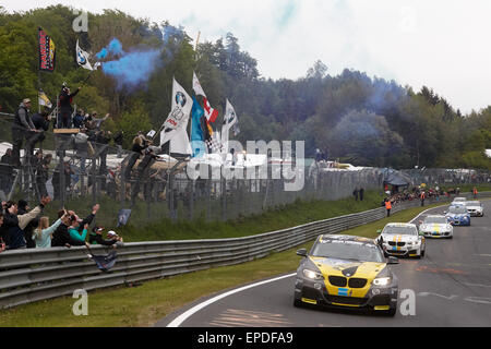 Nuerburg, Deutschland. 16. Mai 2015. Motorsport-Fans jubeln als racing Autos Ansturm an ihnen vorbei auf der Rennstrecke Nürburgring beim 24 Stunden Nürburgring Rennen in Nuerburg, Deutschland, 16. Mai 2015. Foto: Thomas Frey/Dpa/Alamy Live News Stockfoto