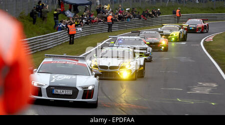 Nuerburg, Deutschland. 16. Mai 2015. Die Pacecar führt das Feld der Rennwagen von Augusto Farfus, Jörg Müller Nicky Catsburg und Dirk Adorf des Teams Marc VDS und der Yeimer Buurman, Andreas Simonsen, Adam Christodolou Und Bernd Schneider vom Team Black Falcon während der 24 Stunden Nürburgring Rennen in Nuerburg, Deutschland, 16. Mai 2015. Foto: Thomas Frey/Dpa/Alamy Live News Stockfoto