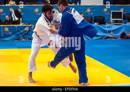 Orenburg, Russland. 17. Mai 2015. M.Tobrouki, Frankreich und G.Pretivatii, Moldawien beim Europacup in Judo Kredit zu kämpfen: Vladimir Galkin/Alamy Live-Nachrichten Stockfoto