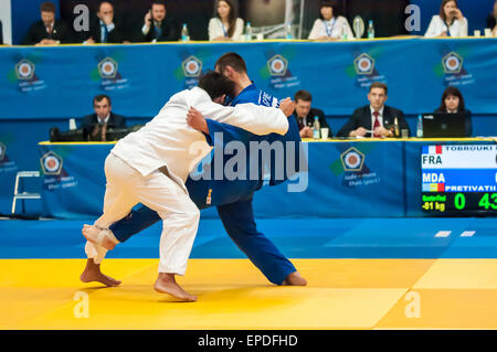 Orenburg, Russland. 17. Mai 2015. M.Tobrouki, Frankreich und G.Pretivatii, Moldawien beim Europacup in Judo Kredit zu kämpfen: Vladimir Galkin/Alamy Live-Nachrichten Stockfoto