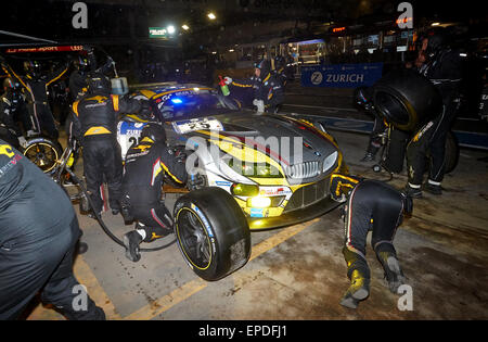 Nuerburg, Deutschland. 16. Mai 2015. Teams Marc VDS BMW Z4 mit Fahrer Lucas Luhr, Marcus Palttala, Maxime Martin und Richard Westbrook stehen in der Boxenstopp für Wartungsarbeiten an den Ractetrack während der 24 Stunden Nürburgring Rennen in Nuerburg, Deutschland, 16. Mai 2015. Foto: Thomas Frey/Dpa/Alamy Live News Stockfoto