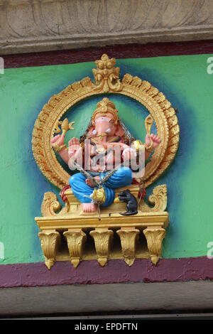 Der Tempel und der Wallfahrt Bezirk von Chamundi Hill, Mysore. Eine Darstellung der Ganesh über dem Tempel-Eingang Stockfoto