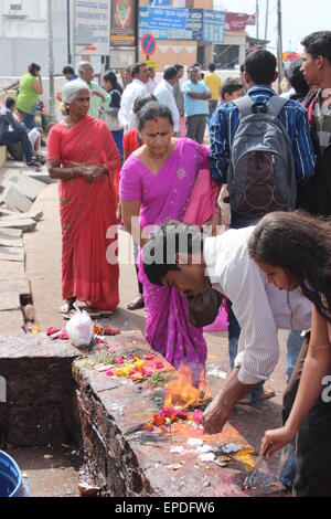 Der Tempel und der Wallfahrt Bezirk von Chamundi Hill, Mysore. Pilgern leicht Weihrauch Kerzen. Stockfoto