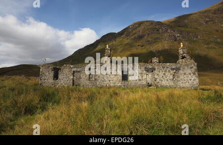 Einer der vielen verlassenen und verlassene Steinhäuser in Schluchten in den schottischen Highlands. Stockfoto