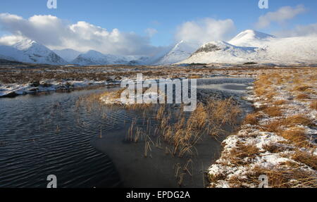 Das schwarz-Mount auf Rannoch Moor im Winter. Stockfoto