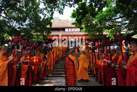 (150517)--QUANZHOU, 17. Mai 2015 (Xinhua)--Mönche besuchen eine Zeremonie im Quanzhou Shaolin Tempel in Quanzhou City, Südost-China Fujian Province, 16. Mai 2015. Befindet sich im Osten von Qingyuan Berg von Quanzhou, ist Quanzhou Shaolin Tempel, auch genannt der Süd-Shaolin-Tempel der Geburtsort der Süd Shaolin Kampfkunst, die seit der Ming (1368-1644) und Qing (1644-1911) Dynastien auf Taiwan, Hong Kong und Macao und Südost-Asien ausgebreitet hat. Es heißt "Süd und Nord Shaolin" auch gemeinsam mit Songshan Shaolin Tempel in Zentral-China Henan Provinz. Zen, die Stockfoto