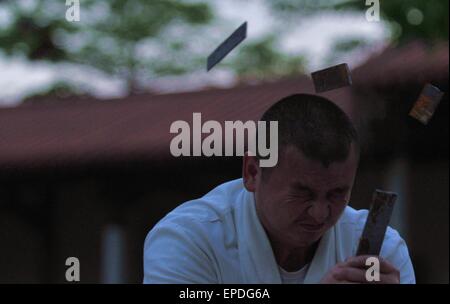 (150517)--QUANZHOU, 17. Mai 2015 (Xinhua)--ein Mönch praktiziert Kampfkunst im Quanzhou Shaolin Tempel in Quanzhou City, Südost-China Fujian Province, 15. Mai 2015. Befindet sich im Osten von Qingyuan Berg von Quanzhou, ist Quanzhou Shaolin Tempel, auch genannt der Süd-Shaolin-Tempel der Geburtsort der Süd Shaolin Kampfkunst, die seit der Ming (1368-1644) und Qing (1644-1911) Dynastien auf Taiwan, Hong Kong und Macao und Südost-Asien ausgebreitet hat. Es heißt "Süd und Nord Shaolin" auch gemeinsam mit Songshan Shaolin Tempel in Zentral-China Henan Provinz. Zen Stockfoto