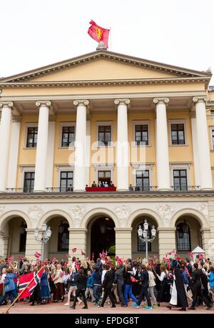 Oslo, 17.05.2015 HM König Harald, HM Königin Sonja, Kronprinz Haakon und Kronprinzessin Mette Marit Mitglieder der norwegischen Königsfamilie begrüßen die Parade am königlichen Palast In Oslo National Day von Norwegen RPE/Albert Nieboer/Niederlande OUT Französisch OUT - NO-Draht-Dienst- Stockfoto