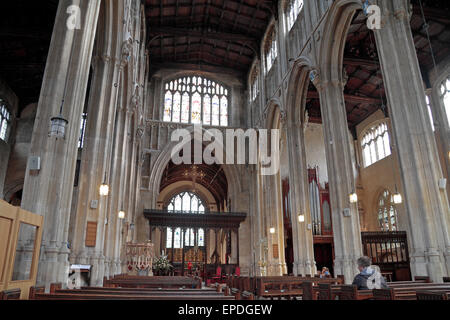 Zeigen Sie durch den zentralen Gang in die Kirche des Heiligen Johannes der Täufer, Marktplatz, Cirencester, Gloucestershire, UK an. Stockfoto