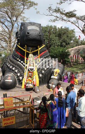 Der Tempel und der Wallfahrt Bezirk von Chamundi Hill, Mysore. Der Bulle Nandi-Statue. Stockfoto