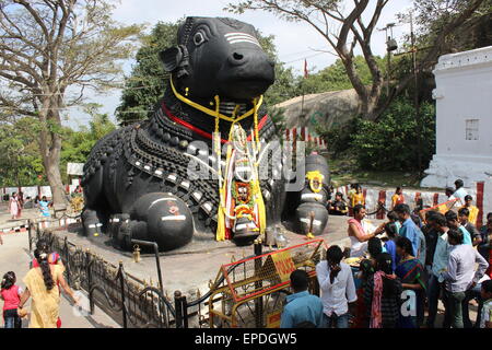 Der Tempel und der Wallfahrt Bezirk von Chamundi Hill, Mysore. Der Bulle Nandi-Statue. Stockfoto