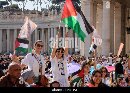 Vatikan-Stadt. 17. Mai 2015. Papst Francis kanonisieren vier neue Heiligen in Sankt Petersplatz - sie sind zwei palästinensischen Nonnen, Schwestern Mariam Bawardy und Marie Alphonsine Ghattas und zwei europäische, Heiligen Jeanne Emilie de Villeneuve aus Frankreich und Maria Cristina von der Unbefleckten Empfängnis aus Italien 17. Mai 2015 - Treue Palästinenser Credit: wirklich Easy Star/Alamy Live News Stockfoto