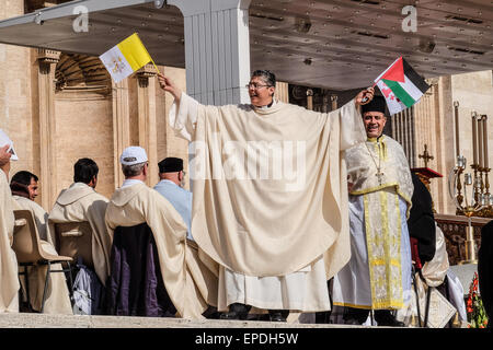 Vatikan-Stadt. 17. Mai 2015. Papst Francis kanonisieren vier neue Heiligen in Sankt Petersplatz - sie sind zwei palästinensischen Nonnen, Schwestern Mariam Bawardy und Marie Alphonsine Ghattas und zwei europäischen Heiligen Jeanne Emilie de Villeneuve aus Frankreich und Maria Cristina von der Unbefleckten Empfängnis aus Italien - 17. kann 2015 Credit: wirklich Easy Star/Alamy Live News Stockfoto