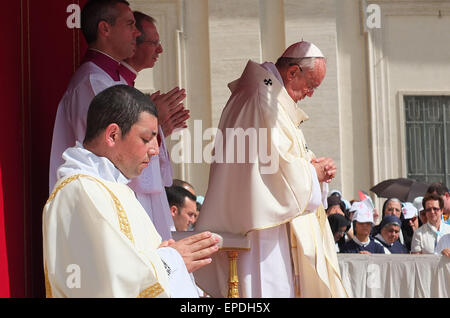 Vatikan-Stadt. 17. Mai 2015. Papst Francis kanonisieren vier neue Heiligen in Sankt Petersplatz - sie sind zwei palästinensischen Nonnen, Schwestern Mariam Bawardy und Marie Alphonsine Ghattas und zwei europäischen Heiligen Jeanne Emilie de Villeneuve aus Frankreich und Maria Cristina von der Unbefleckten Empfängnis aus Italien - 17. kann 2015 Credit: wirklich Easy Star/Alamy Live News Stockfoto