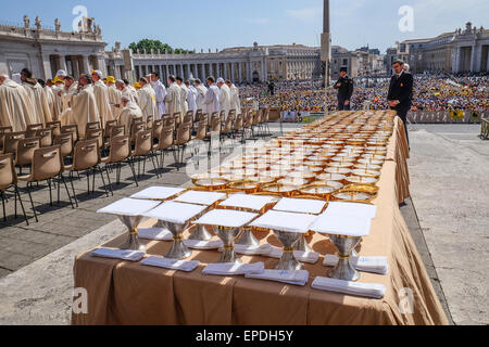 Vatikan-Stadt. 17. Mai 2015. Papst Francis kanonisieren vier neue Heiligen in Sankt Petersplatz - sie sind zwei palästinensischen Nonnen, Schwestern Mariam Bawardy und Marie Alphonsine Ghattas und zwei europäischen Heiligen Jeanne Emilie de Villeneuve aus Frankreich und Maria Cristina von der Unbefleckten Empfängnis aus Italien - 17. kann 2015 Credit: wirklich Easy Star/Alamy Live News Stockfoto