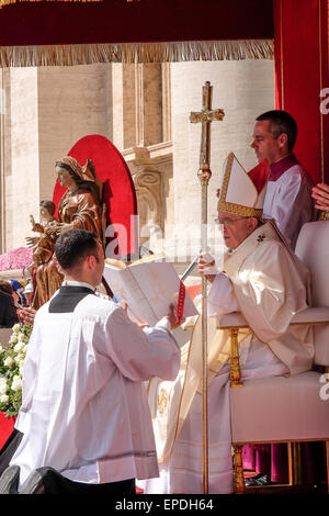 Vatikan-Stadt. 17. Mai 2015. Papst Francis kanonisieren vier neue Heiligen in Sankt Petersplatz - sie sind zwei palästinensischen Nonnen, Schwestern Mariam Bawardy und Marie Alphonsine Ghattas und zwei europäischen Heiligen Jeanne Emilie de Villeneuve aus Frankreich und Maria Cristina von der Unbefleckten Empfängnis aus Italien - 17. kann 2015 Credit: wirklich Easy Star/Alamy Live News Stockfoto